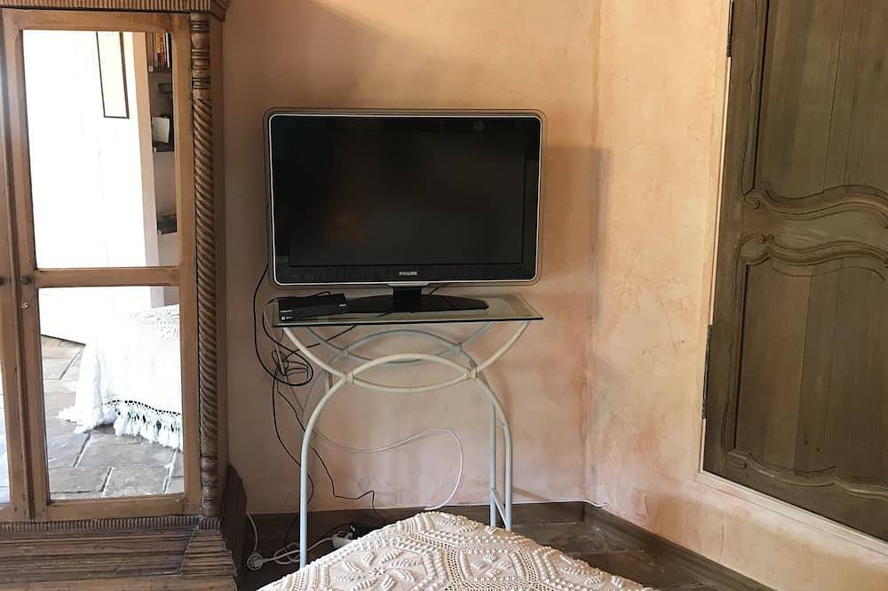 Appartement entier, Chambre  indépendante dans un village médiéval. Charme et silence proche Cannes. in Auribeau-sur-Siagne, Côte méditerranéenne (France)