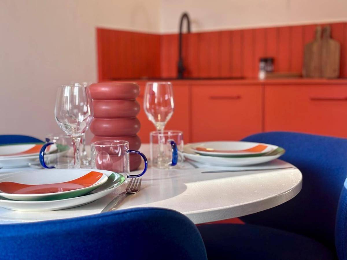 Appartement entier, Appartement Thème Années 60' l Baignoire Jets l Clim l Netflix in Castres, Région de Castres