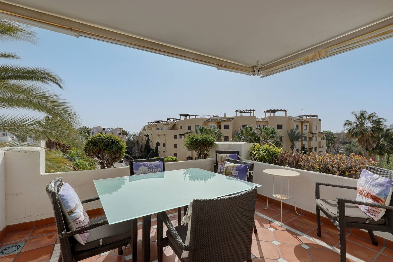 Geheel appartement, Appartement Costalita met zeezicht, terras, gedeeld zwembad & Wi-Fi in Saladillo Benamara, Estepona