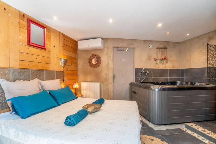 Chambre d’hôte pour 2 personnes, avec jardin ainsi que bassin pour enfant et jacuzzi, adapté aux familles dans l' Aude - 2