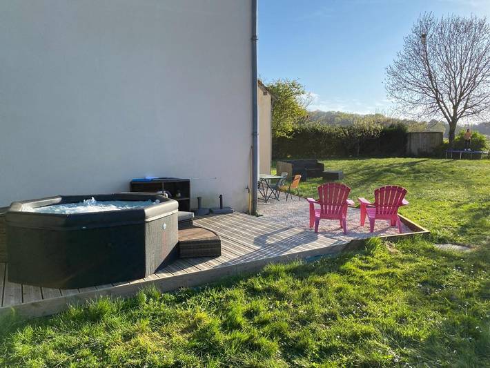 Gîte pour 10 personnes, avec jardin et vue, animaux acceptés à Dollon