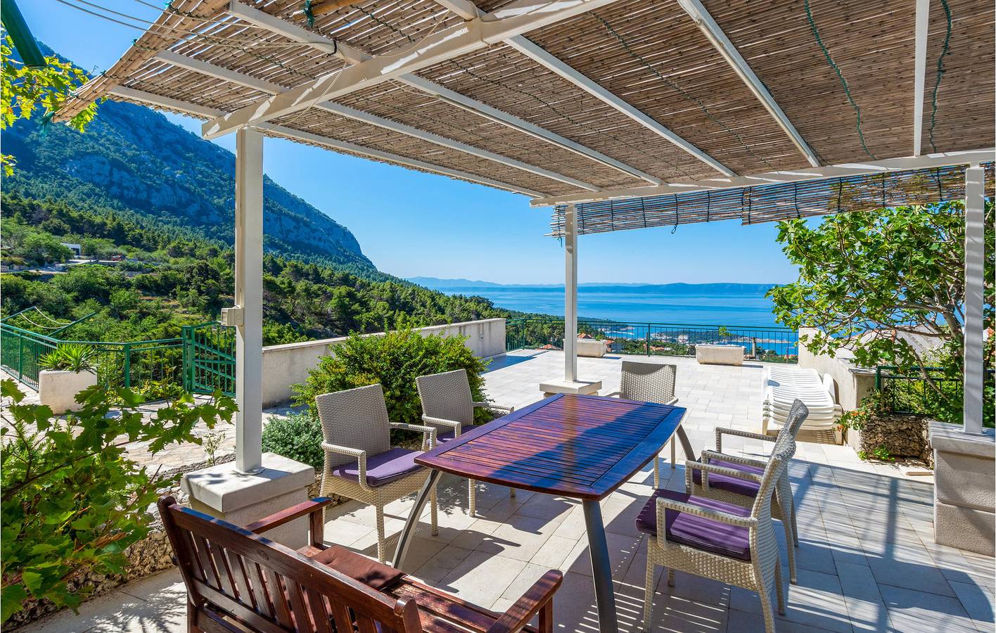 Gemütliche Ferienwohnung mit Terrasse, in der Nähe von Veliko Brdo und der Küste in Veliko Brdo, Makarska