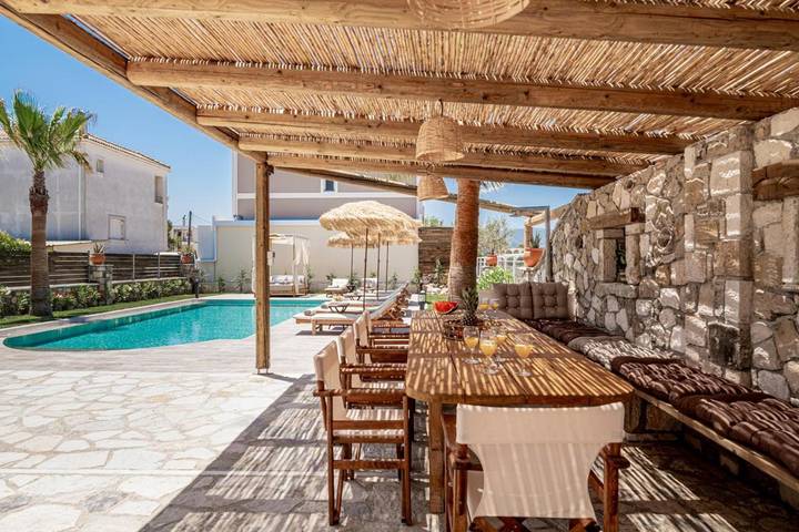 Location de vacances pour 12 personnes, avec vue ainsi que piscine et jardin dans Kalamaki - 4