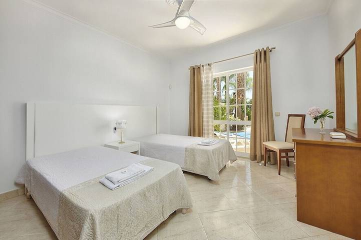 Traditional Charm 4 bedroom villa in Vilamoura: Pool, Ac & Full Wi-Fi in Quarteira, Faro Distrikt