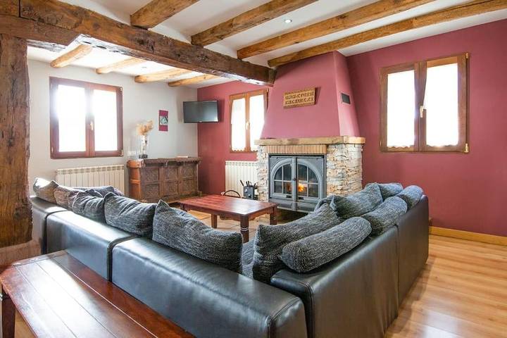 Casa de vacaciones para 15 personas, con vistas y jardín, Se admiten mascotas en Valle de Aezkoa