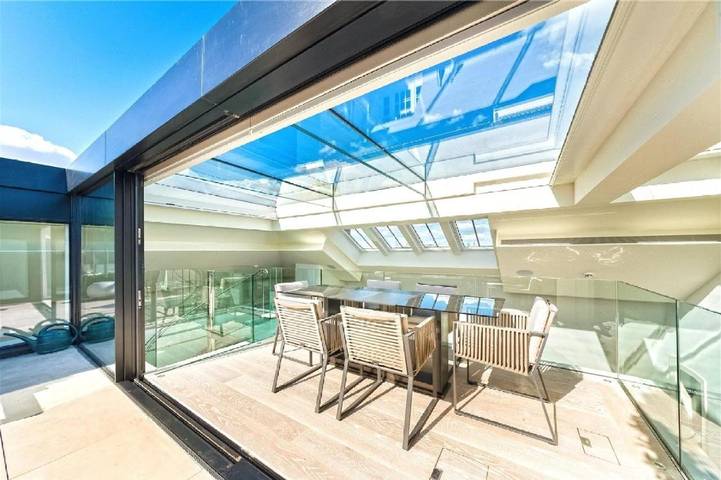 Hotel für 8 Personen, mit Balkon und Whirlpool sowie Terrasse und Garten in Berliner Fernsehturm