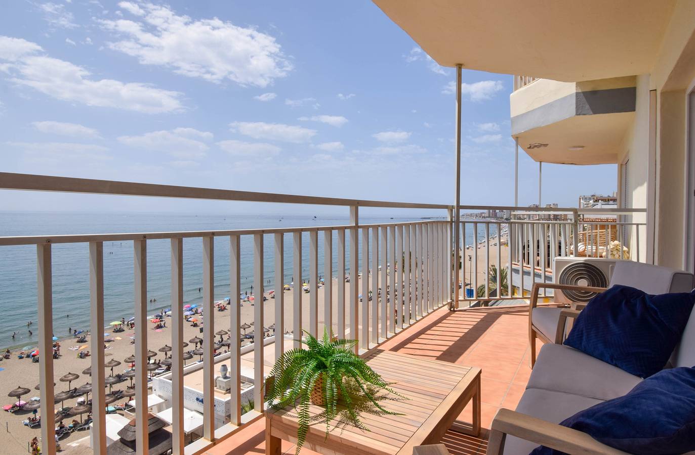 Apartamento entero, Piso en primera línea de playa con piscina e impresionantes vistas al mar in Torreblanca (Fuengirola), Fuengirola