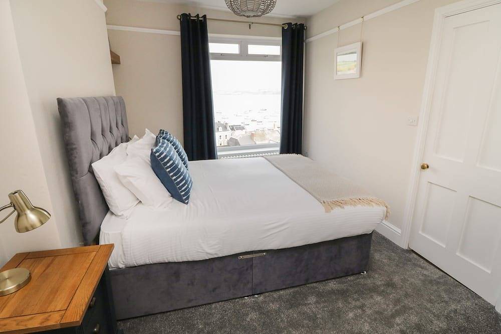 Through The Porthole, pet friendly, with a garden in Falmouth in Falmouth (Cornwall), Cornwall