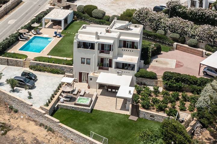 Villa for 16 people, with garden in Greek Islands