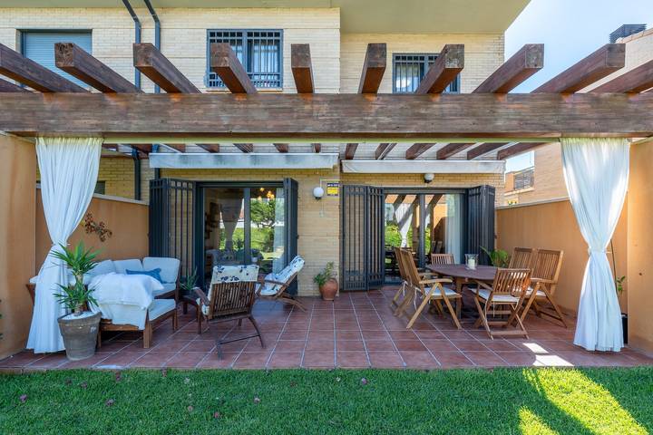 Ferienhaus 'Emi' mit Gemeinschaftspool, WLAN und Klimaanlage in Cambrils, Costa Dorada