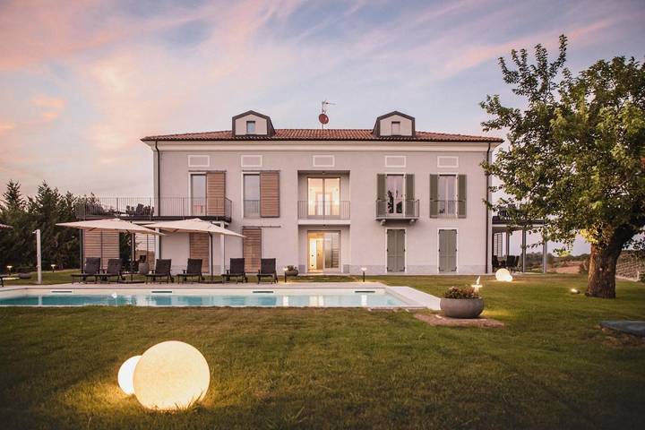 Appart’hôtel pour 7 personnes, avec Balcon et Terrasse ainsi que Jardin et Piscine à Nizza Monferrato