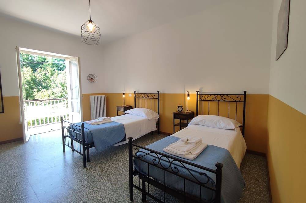 Entire apartment, Michelangelo - spacious apartment with view in La Morra in La Morra, Langhe