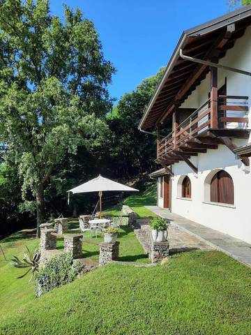 Gîte pour 4 personnes, avec vue et jardin ainsi que vue sur le lac et balcon dans Massino Visconti