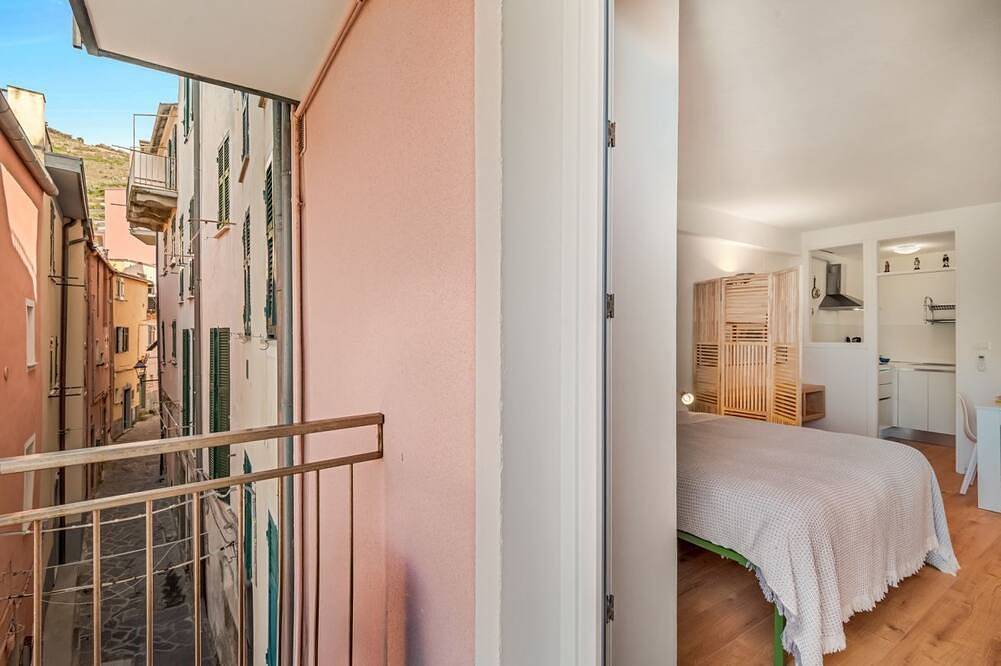 Entire apartment, Welcome to Maremiele, a newly renovated home, ideal for a couple who wants to experience an unforgettable stay in the Cinque Terre. The house, located in a central position, is perfect for exploring the beauty of this enchanting region, and offers a cozy in Manarola, Riomaggiore Municipality
