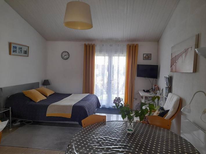 Gîte pour 2 personnes, avec vue et jardin dans Les Antilles de Jonzac