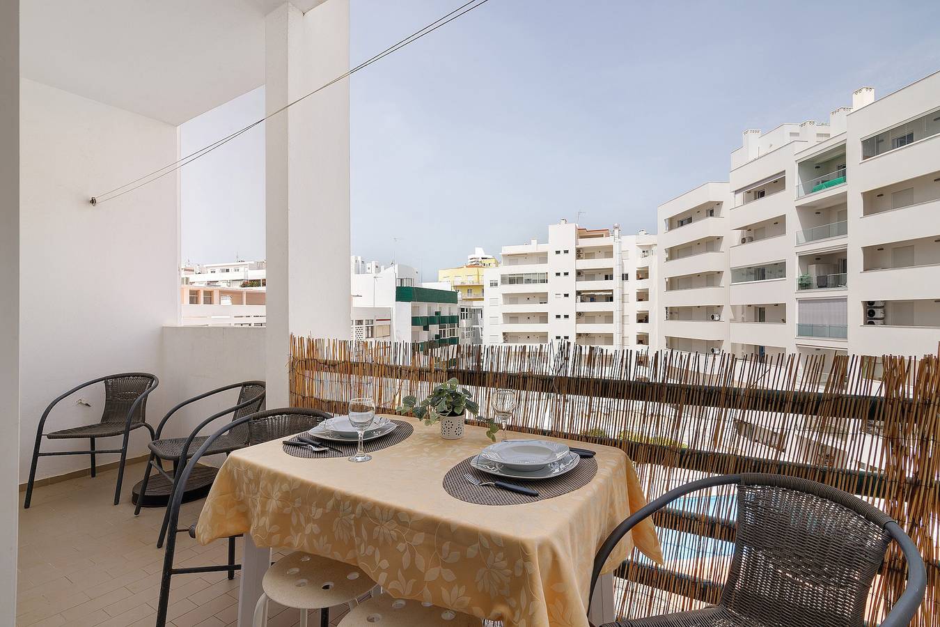 Apartamento entero, Apto. S. Lourenço Frente a la Playa - sin vistas al mar - Piscina Compartida, Balcón y Wi-Fi in Armação de Pêra (costa), Armação de Pera