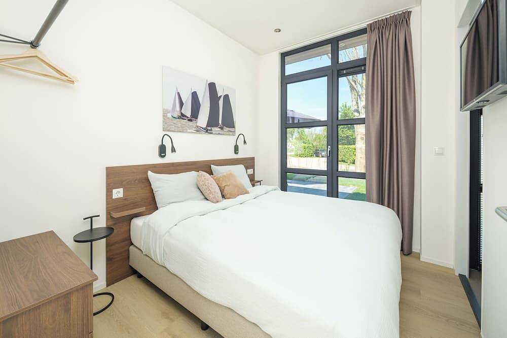 Geniet van een luxe 4-persoons villa vlak bij het water, met twee slaapkamers, twee badkamers en een zonnige tuin met loungeset. in Workum, IJsselmeer