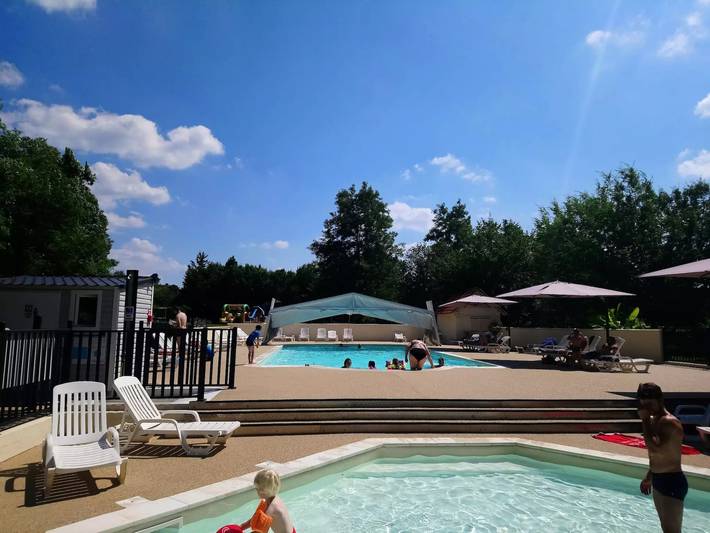 Mobil home pour 4 personnes, avec terrasse ainsi que piscine et vue, animaux acceptés à La Chapelle-Aubareil