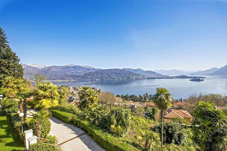 Agriturismo voor 6 personen, with balkon and tuin as well as zwembad aan Lago Maggiore