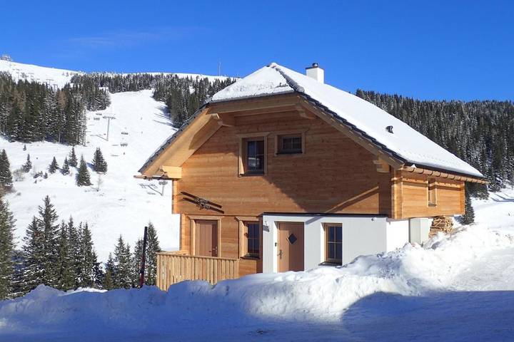 Chalet für 8 Personen, mit Balkon und Terrasse sowie Ausblick