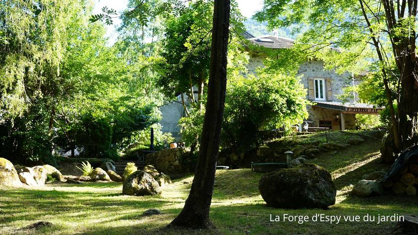 Gîte pour 8 personnes, avec Jacuzzi ainsi que Terrasse et Jardin à Ornolac-Ussat-les-Bains