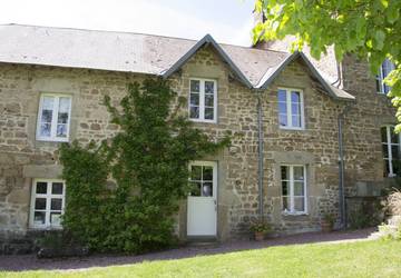 Gîte pour 5 personnes, avec terrasse ainsi que jardin et piscine, animaux acceptés dans la Creuse