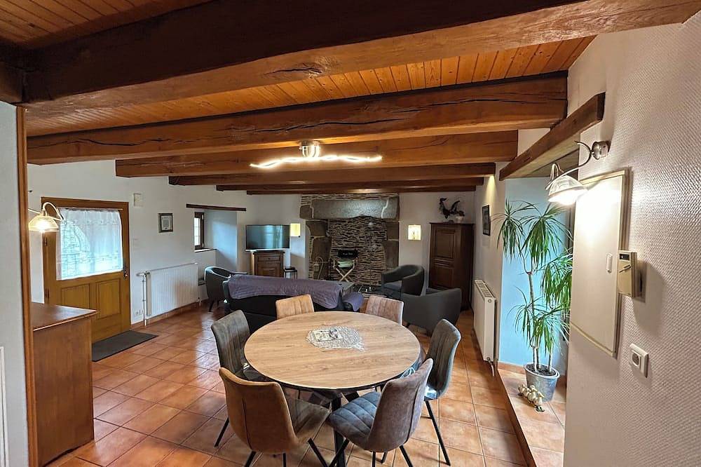 Gîte à la campagne avec piscine  et spa ,idéal pour des vacances en famille! in Saint-Igeaux, Région de Guingamp