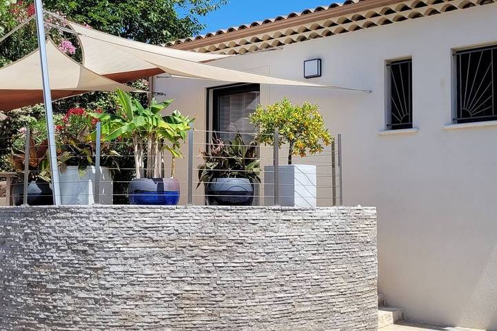 Gîte pour 4 personnes, avec terrasse et jardin à La Roquette-sur-Siagne