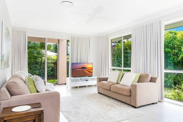 Holiday home for 8 people, with hot tub and balcony in Byron Bay