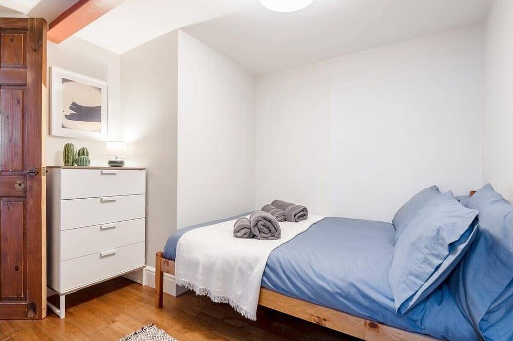 Cosy Fisherman's Cottage with Balcony & Sea Views in Plymouth, South West England