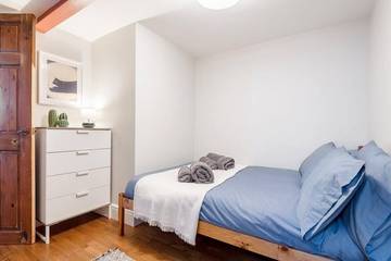 Log Cabin for 5 People in Plymouth, South West England, Photo 3