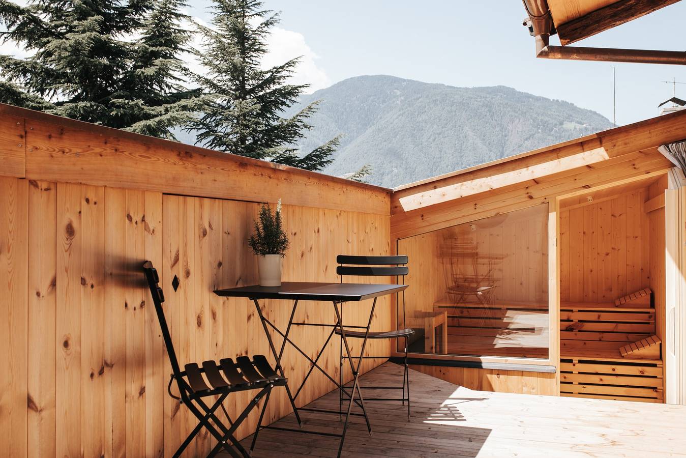 Ganze Wohnung, Ferienwohnung 'Ansitz Layshof Turm' mit Bergblick, Gemeinschaftsgarten und Wlan in Meran, Sarntaler Alpen