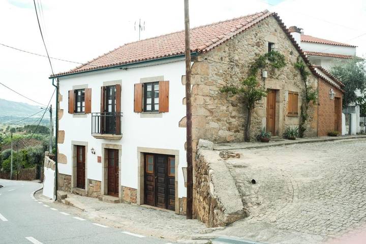 Gîte pour 6 personnes, avec vue et jardin dans Fatela