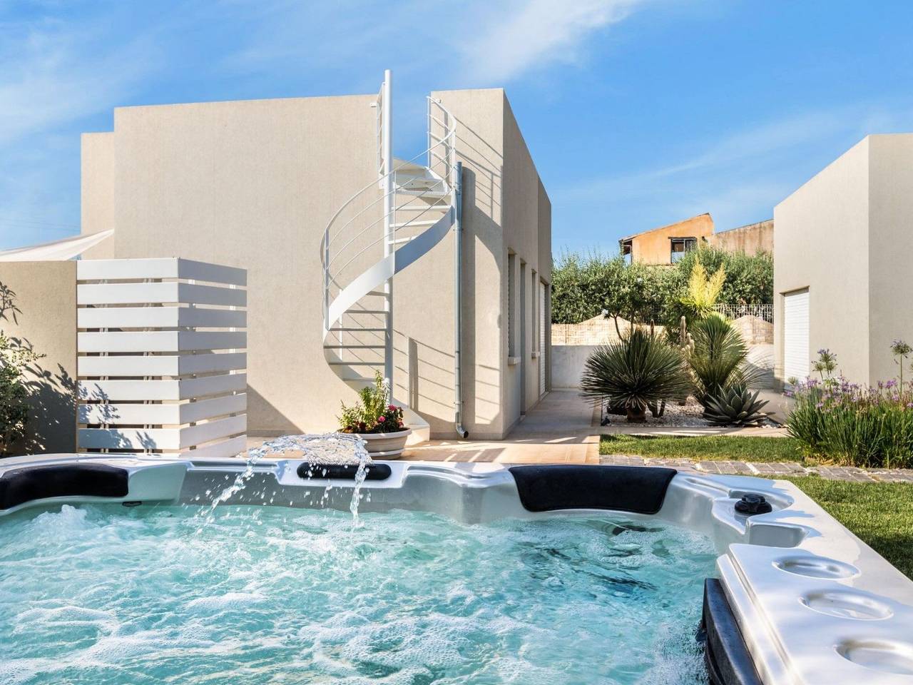 'Villa Paolo' mit Gemeinschaftspool in Spiaggia di Eloro, Lido di Noto