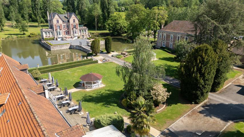 Château pour 50 personnes, avec terrasse ainsi que jardin et piscine dans Oise