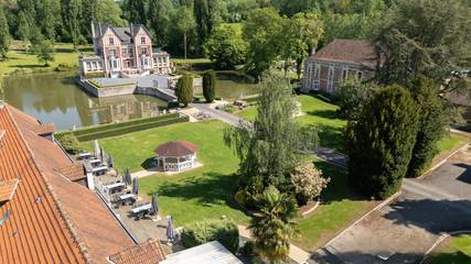 Cottage pour 50 personnes, avec terrasse ainsi que jardin et piscine à Quesmy