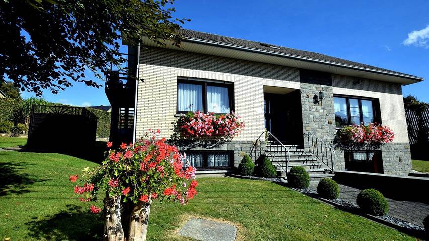 Location de vacances pour 5 personnes, avec terrasse ainsi que vue sur le lac et jardin à Butgenbach