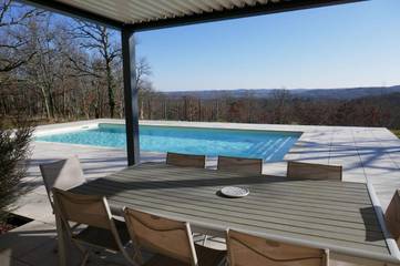 Gîte pour 6 personnes, avec jardin ainsi que vue et piscine, animaux acceptés à Gindou