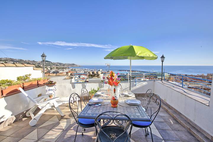 Ferienwohnung für 4 Personen, mit Balkon und Meerblick sowie Terrasse in San Remo