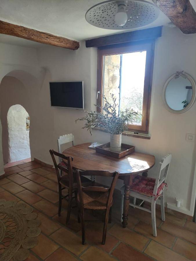 Location de vacances pour 4 personnes, avec vue ainsi que terrasse et piscine à Aubres - 2