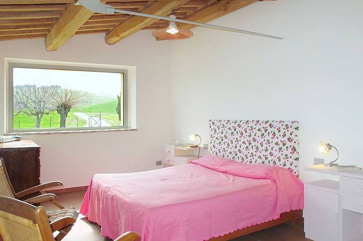 Schönes alleinstehendes Ferienhaus mit  W-Lan, privatem Pool, Haustiere erlaubt und Panoramablick in Amandola, Nationalpark Monti Sibillini