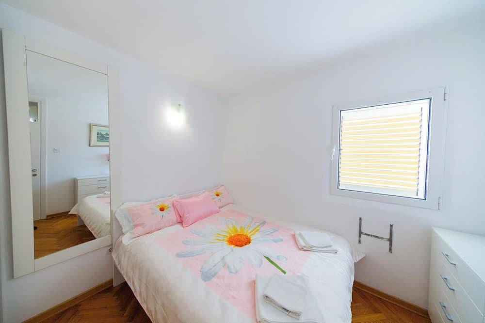 Entire apartment, Spacious three-bedroom apartment in Budva in Budva, Opština Budva