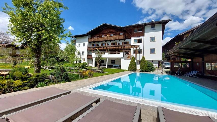 Casa vacanza per 20 persone, con piscina e terrazza nonché panorama e giardino, con animali domestici - 1