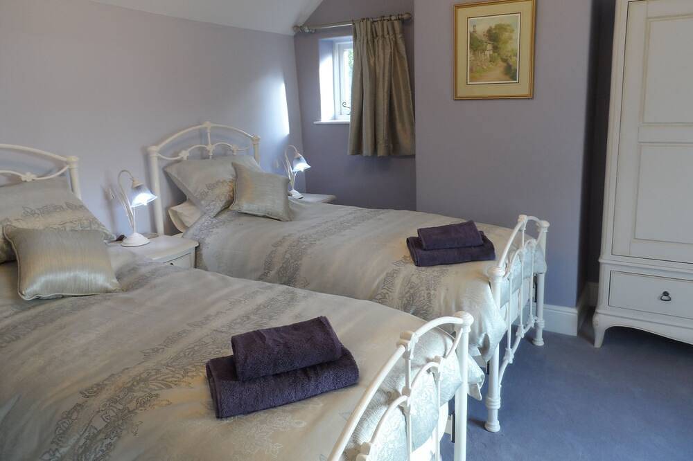 Luxury Cottage with spectacular rural views, private garden, sunroom and terrace in Wirksworth, Derbyshire