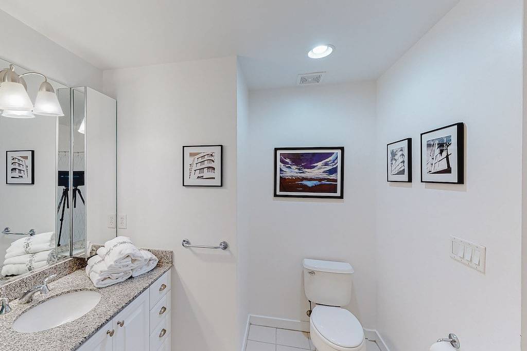 Ganze Wohnung, Contemporary 4th-floor ocean & bay-view retreat with outdoor pool, gym, & Ac in Sandbridge Beach, Sandbridge