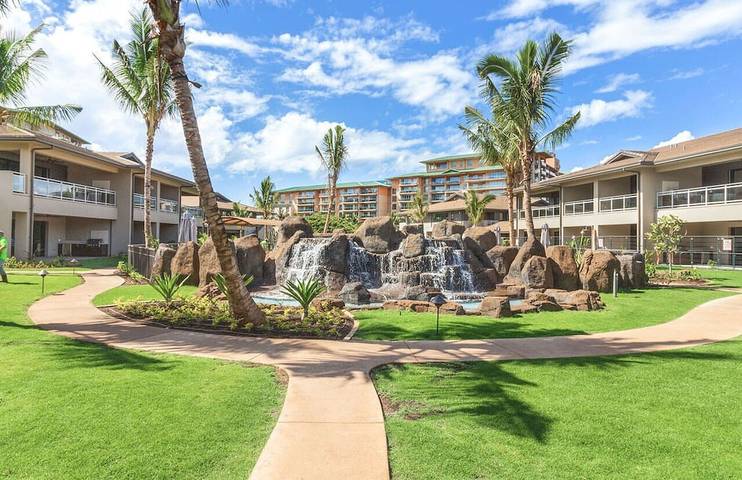 Beach rental for 16 people, with balcony and pool as well as yard and hot tub on Maui