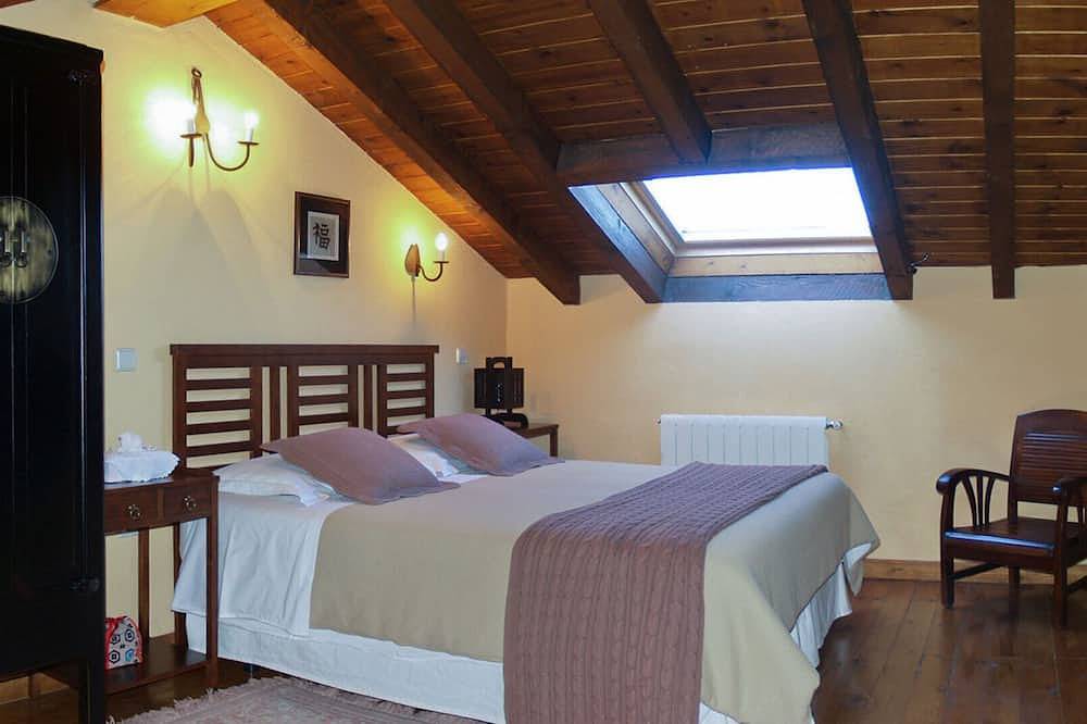 Entire apartment, Apartment in the Sierra, duplex type with 2 bedrooms and Garden in Manjirón, Puentes Viejas