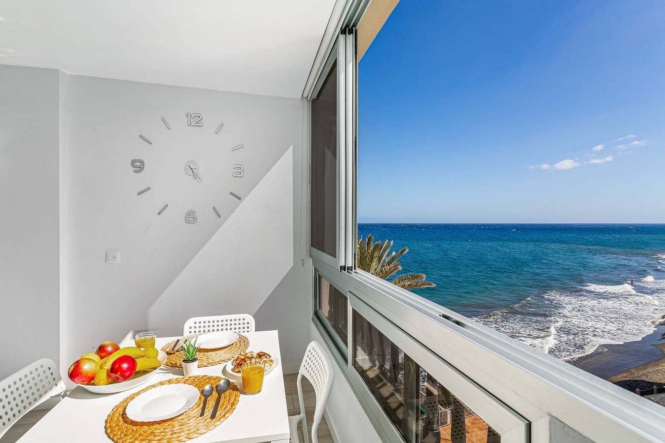 Apartamento entero, Apartamento de vacaciones 'Recién reformado frente al mar' con vistas al mar y aire acondicionado in Playa del Águila, San Bartolomé de Tirajana