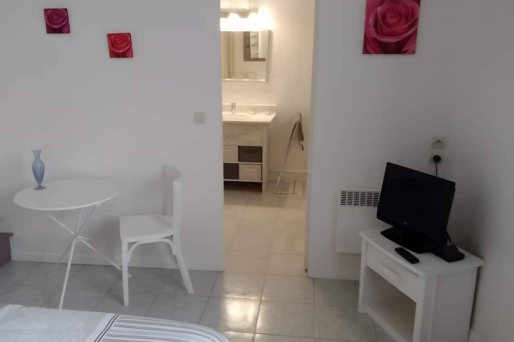 Chambre d’hôtes « Le Four à Pains - Chambre Charlotte » avec terrasse, jardin et Wi-Fi in Augy-sur-Aubois, Saint-Amand-Montrond