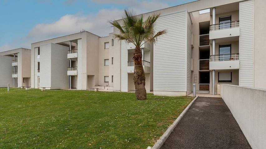 Appartement de vacances pour 4 personnes, avec jardin ainsi que terrasse et piscine, animaux acceptés